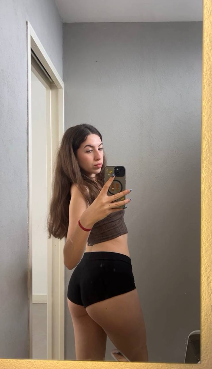 Amber in her underwear in Algiers