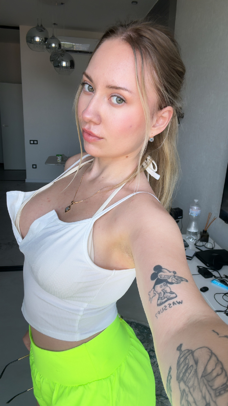 KateV in her underwear in Algiers