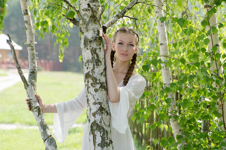 Women in Slavic costumes in Algiers