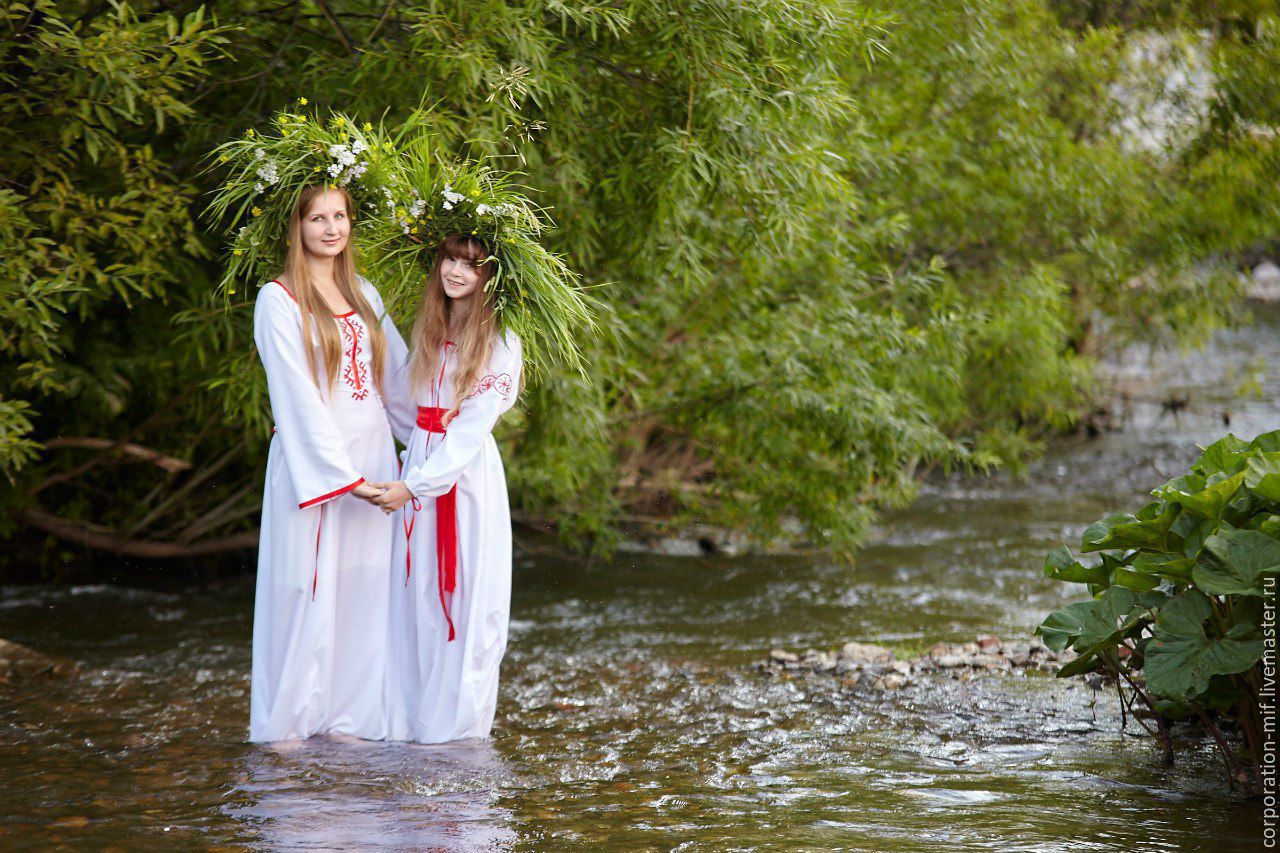 Women in Slavic costumes in Algiers