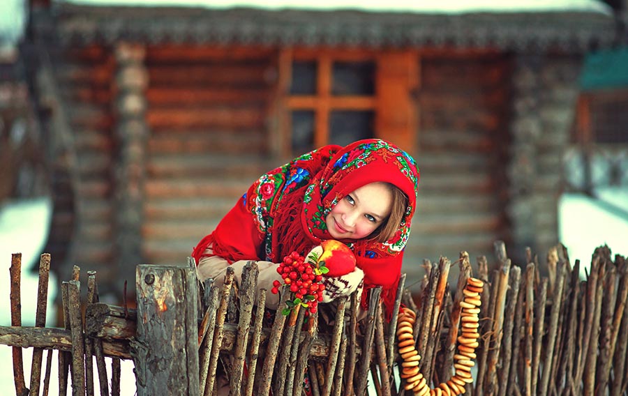 Sexy girl Women in Slavic costumes in Algiers