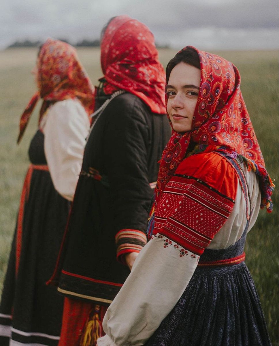Women in Slavic costumes in Algiers