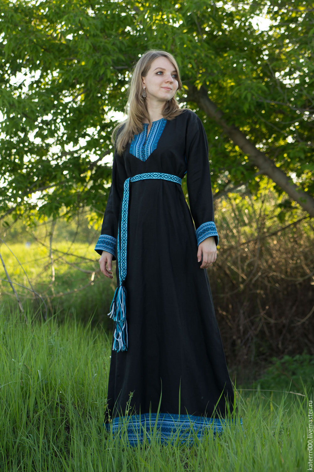 Women in Slavic costumes in Algiers