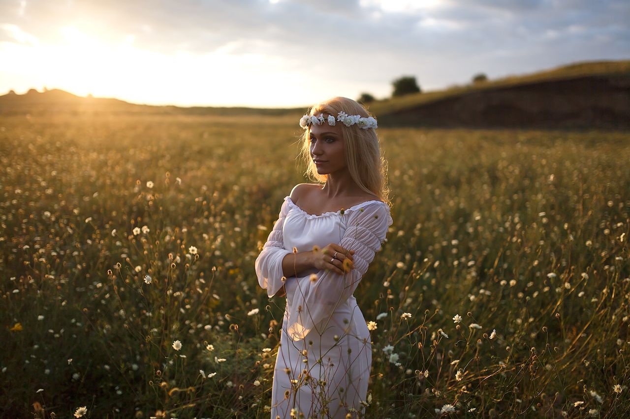 Girls in Slavic costumes in Algiers