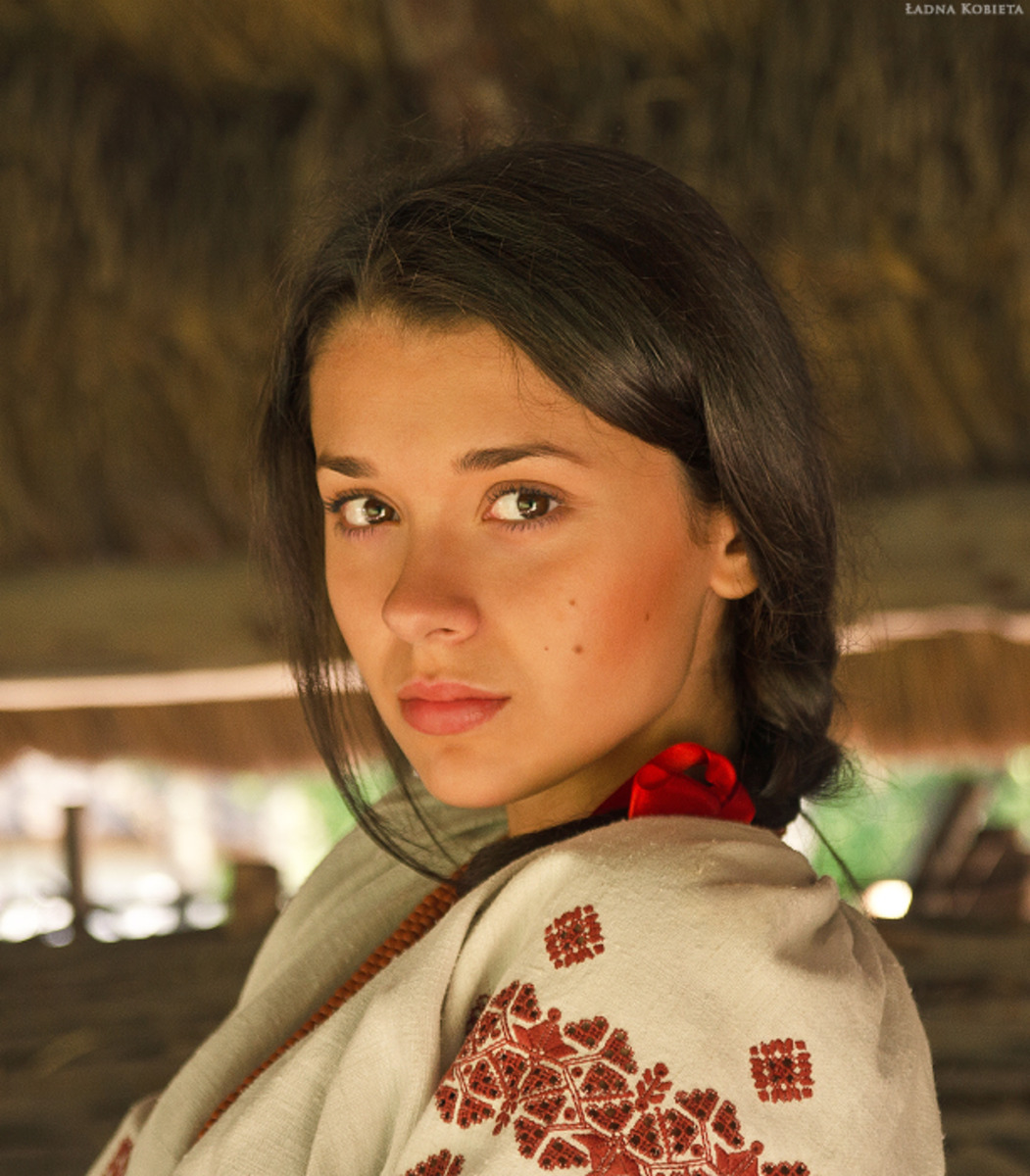 Girls in Slavic costumes in Algiers