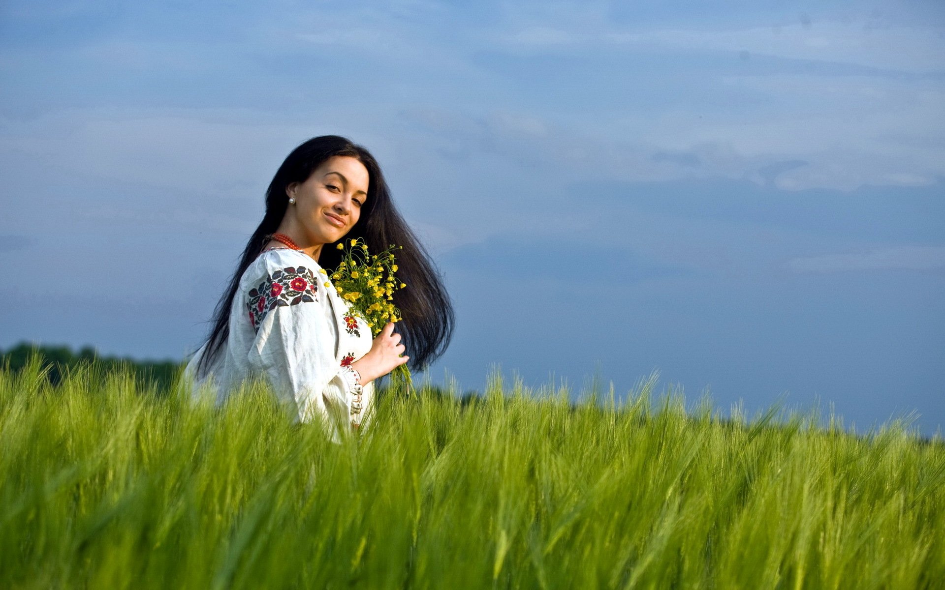 Girls in Slavic costumes in Algiers