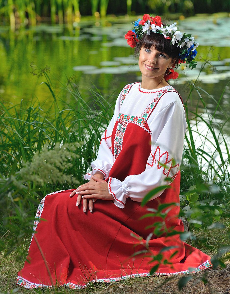 Beautiful girl Girls in Slavic costumes in Algiers
