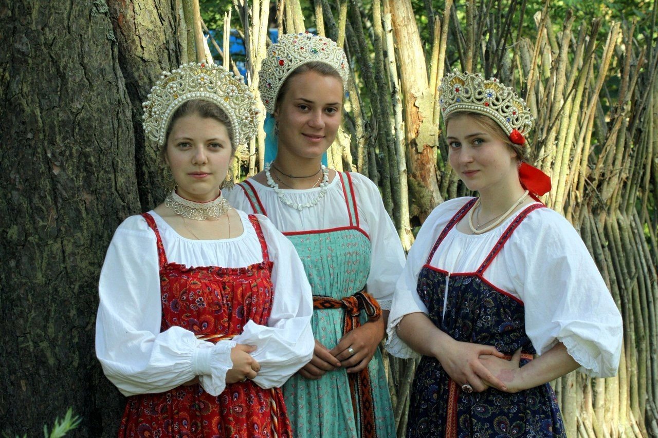 Sexy model Girls in Slavic costumes in Algiers